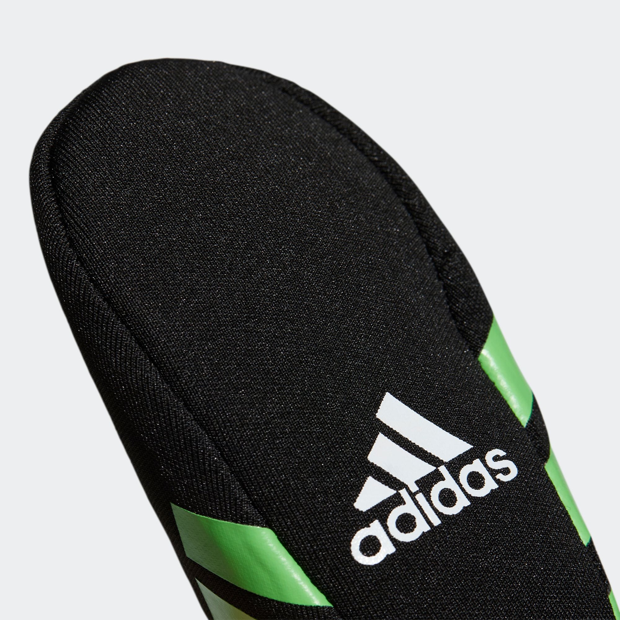 アディダス公式通販 シューズ型 スリーストライプボールケース Emi02 Gt5975 ゴルフ バッグ カバン Adidas オンラインショップ