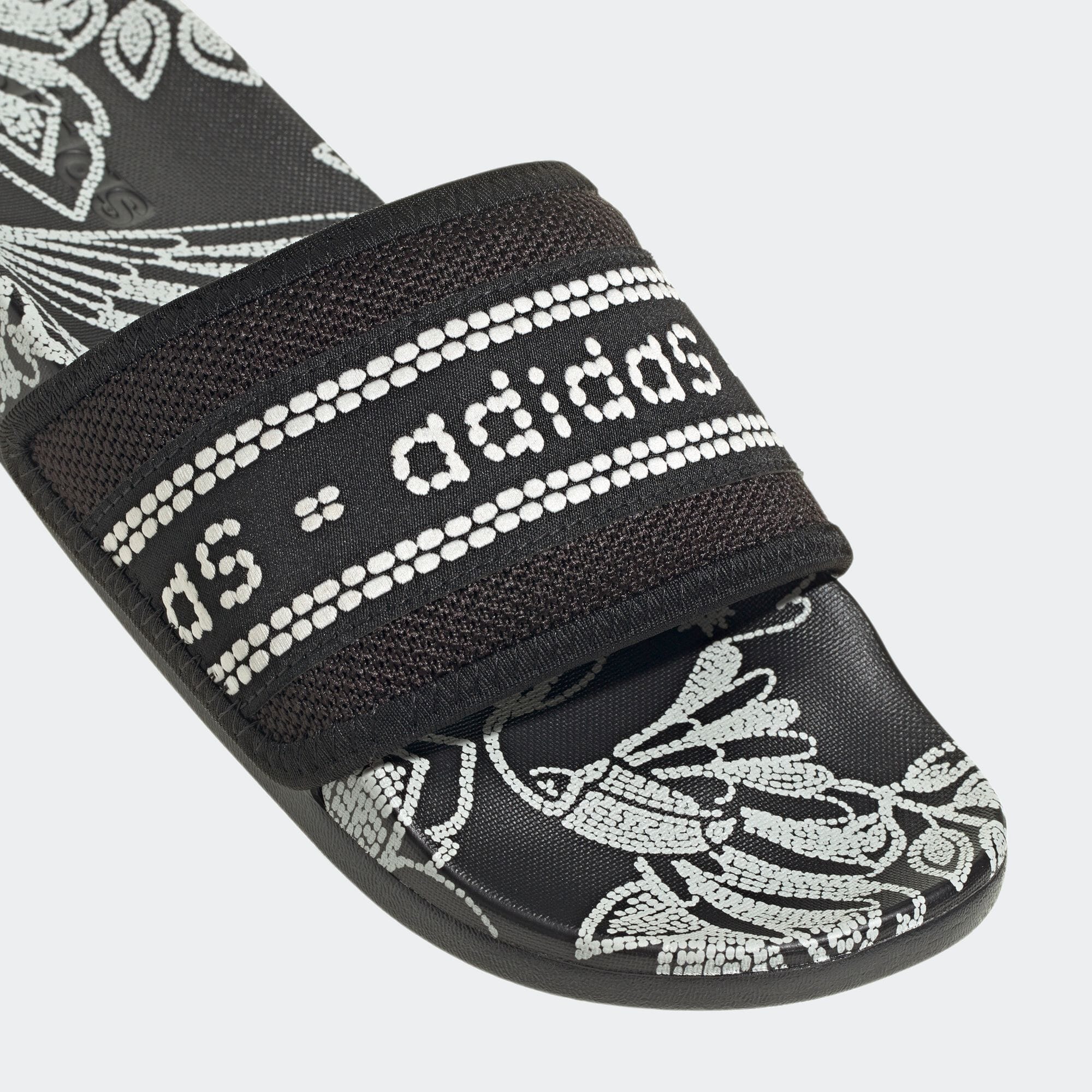 アディダス公式通販】アディレッタ コンフォート サンダル / Adilette Comfort Slides [LTD93]｜[GV7085] [ GV7086]｜スポーツウェア レディース 水泳 サンダル｜adidas オンラインショップ