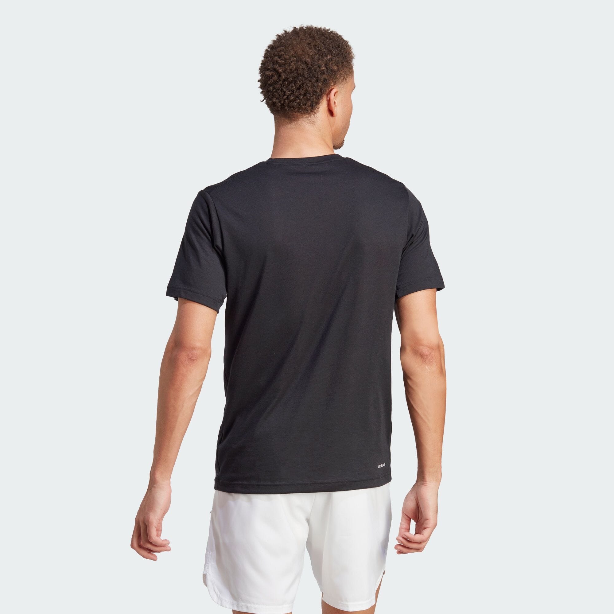 トレイン エッセンシャルズ シーズナル トレーニング グラフィック半袖Tシャツ メンズ ジム・トレーニング